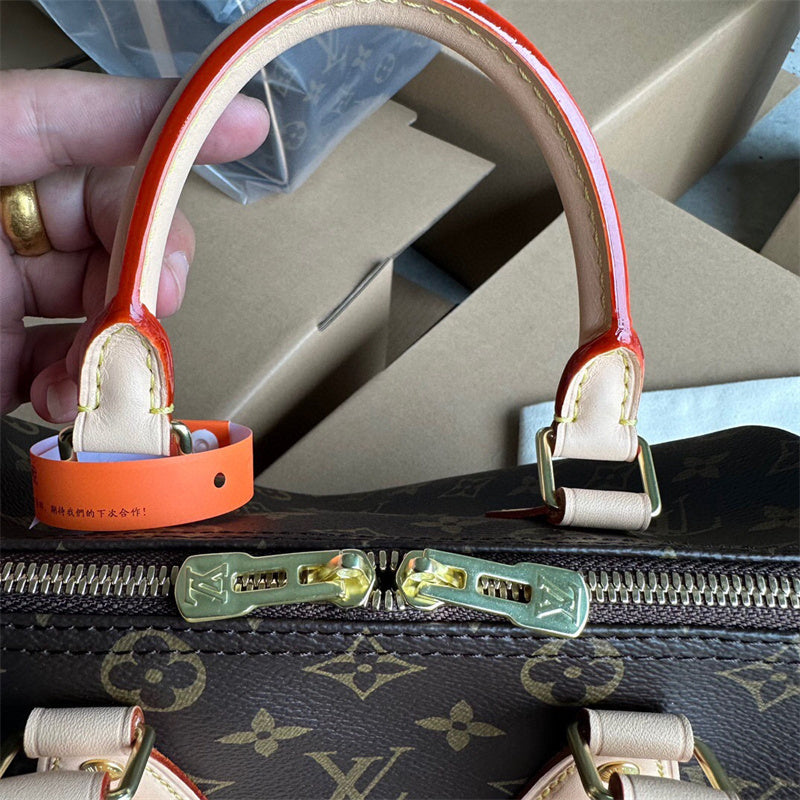  satchel close-up of hardware and finish