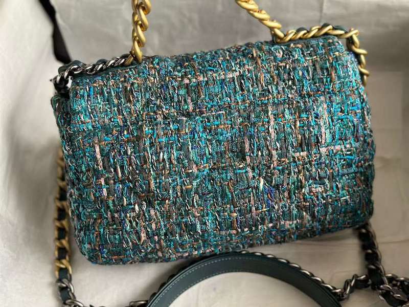 Zivas Charm Refined Structure Everyday Handbag (Structured Everyday Essential) – Close-Up Detail
