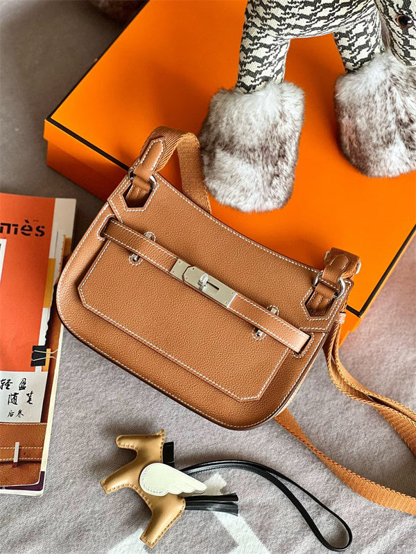  shoulder bag interior and compartment view 15