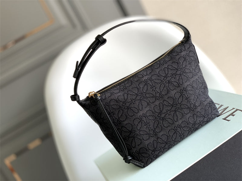 Ziva's Charm handbag – carry view (21cm*17cm*12.5cm)