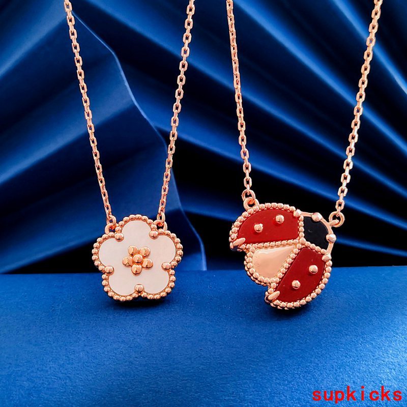 Front view of Van Cleef & Arpels unisex jewelry piece