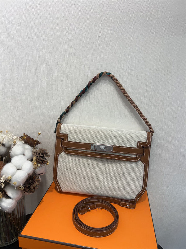 Effortless tote bag front view 7