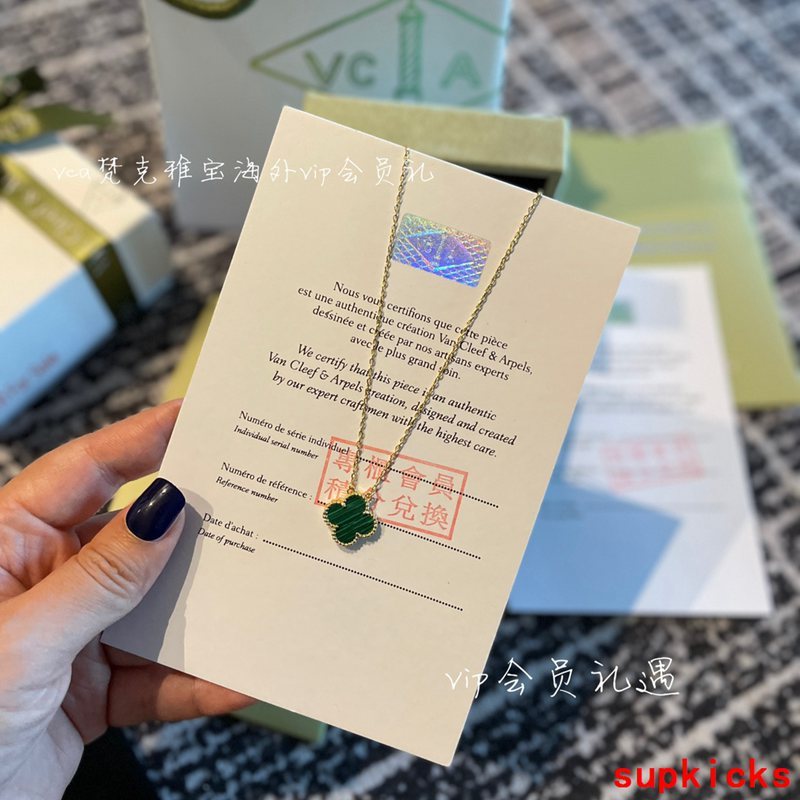 Angled view of Van Cleef & Arpels unisex jewelry piece