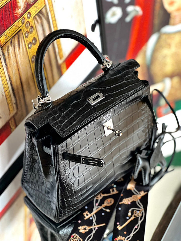  smart structured bag detail view showing craftsmanship 20