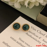 Angled view of Van Cleef & Arpels unisex jewelry piece