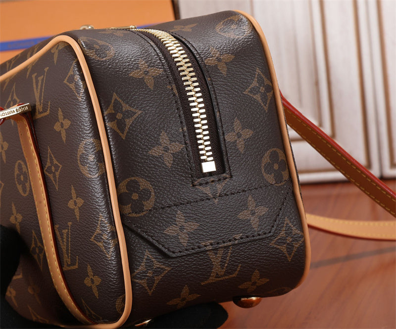 Signature shopper bag front view 7