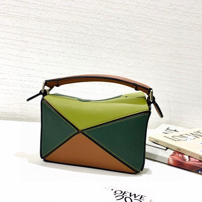 Ziva's Charm handbag – close-up view (18cm*11cm*7.5cm)