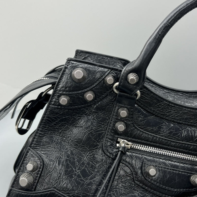 Zivas Charm Refined Everyday Style Fashion Handbag (Contemporary Shape Language) – Close-Up Detail