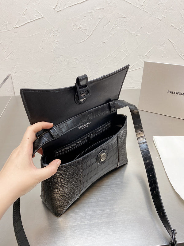 Ziva's Charm handbag – product shot (one versatile size)