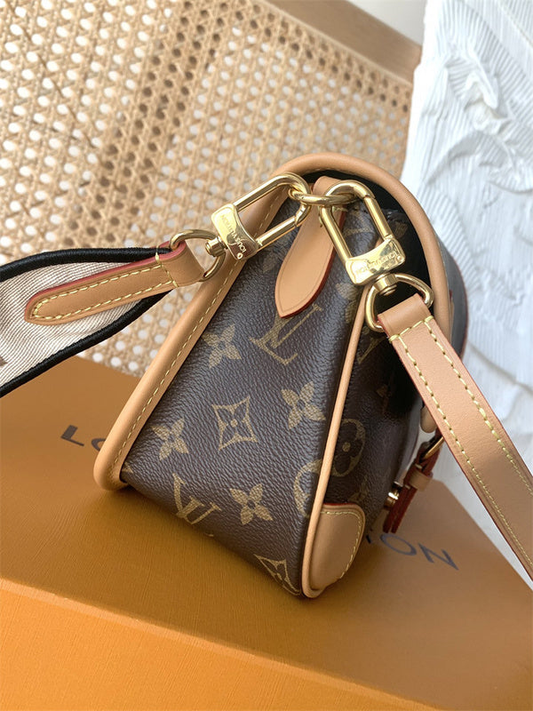  Graceful shoulder bag carried on shoulder 16