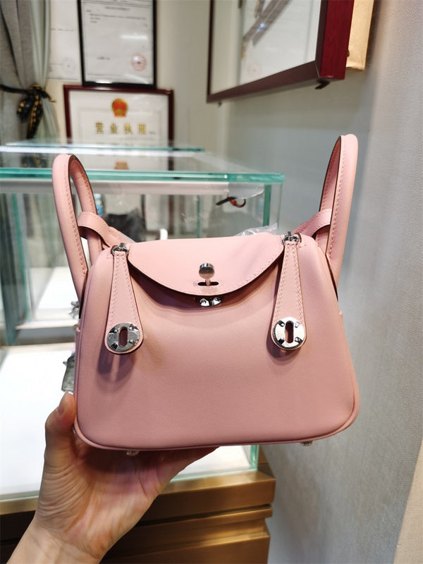  Versatile handbag carried on shoulder 10