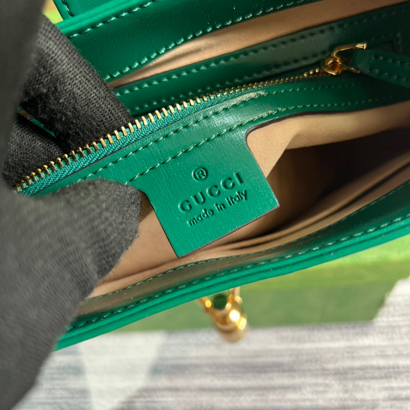 Side profile of classic polished women's handbag – women's designer-style accessory