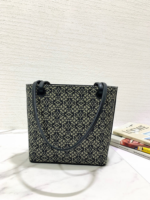 Ziva's Charm handbag – close-up view (21cm*10cm*22cm)