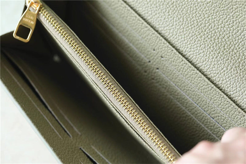  chic structured bag detail view showing craftsmanship 8