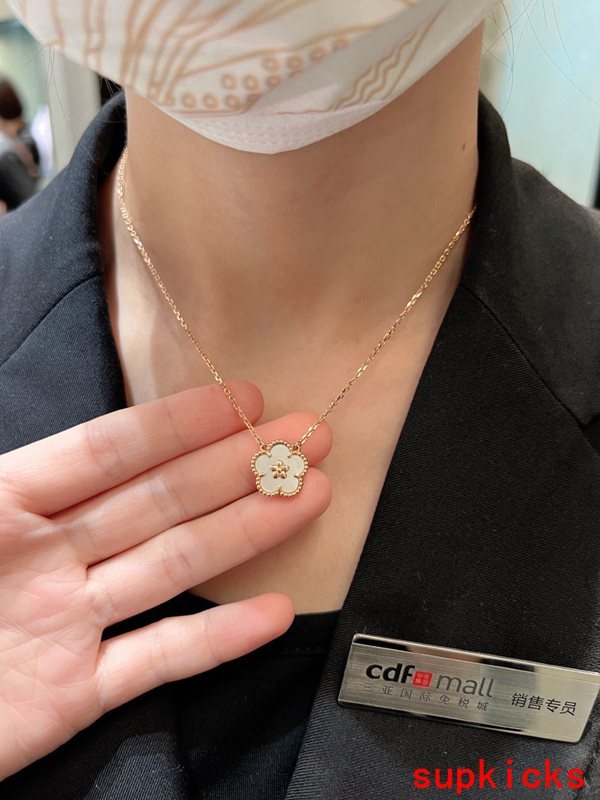 Side view of Van Cleef & Arpels unisex jewelry piece
