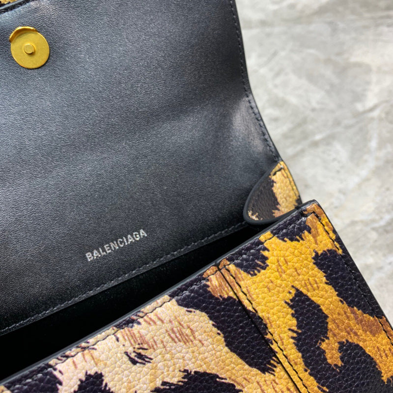 Bold Premium PU Leather Handbag - Sleek Minimalist Lines | Women's Premium Handbag #867 - texture close-up (image 9) of designer-inspired handbag
