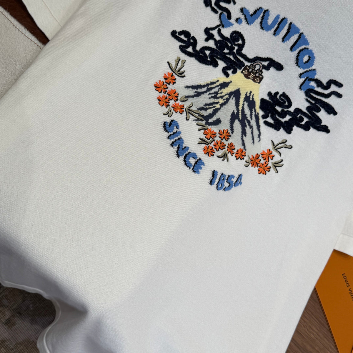 Louis Vuitton T-Shirts? Louis Vuitton Lou T-shirt Premium Designer Cotton T-Shirt