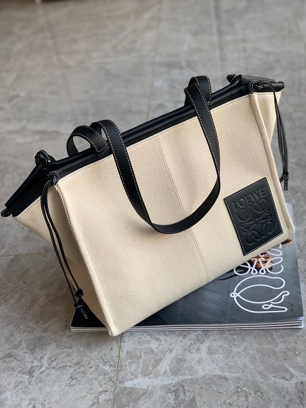 Ziva's Charm handbag – detail view (32cm*24cm*16cm)