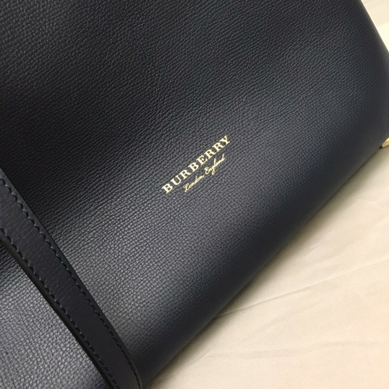 Ziva's Charm handbag – close-up view (one versatile size)