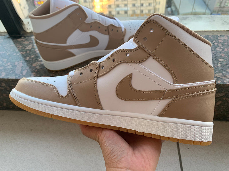 Nike Men's & Women's Luxury Low-Top Trainers — Style 189 front view
