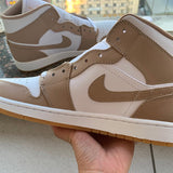 Nike Men's & Women's Luxury Low-Top Trainers — Style 189 front view