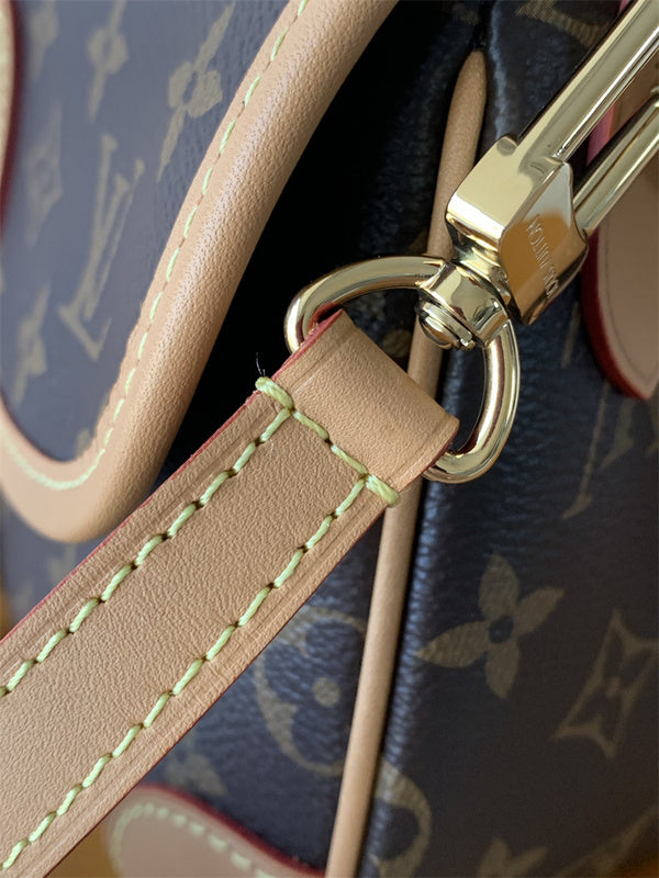  shoulder bag close-up of hardware and finish 23