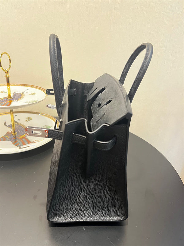 Effortless handbag styled for everyday wear