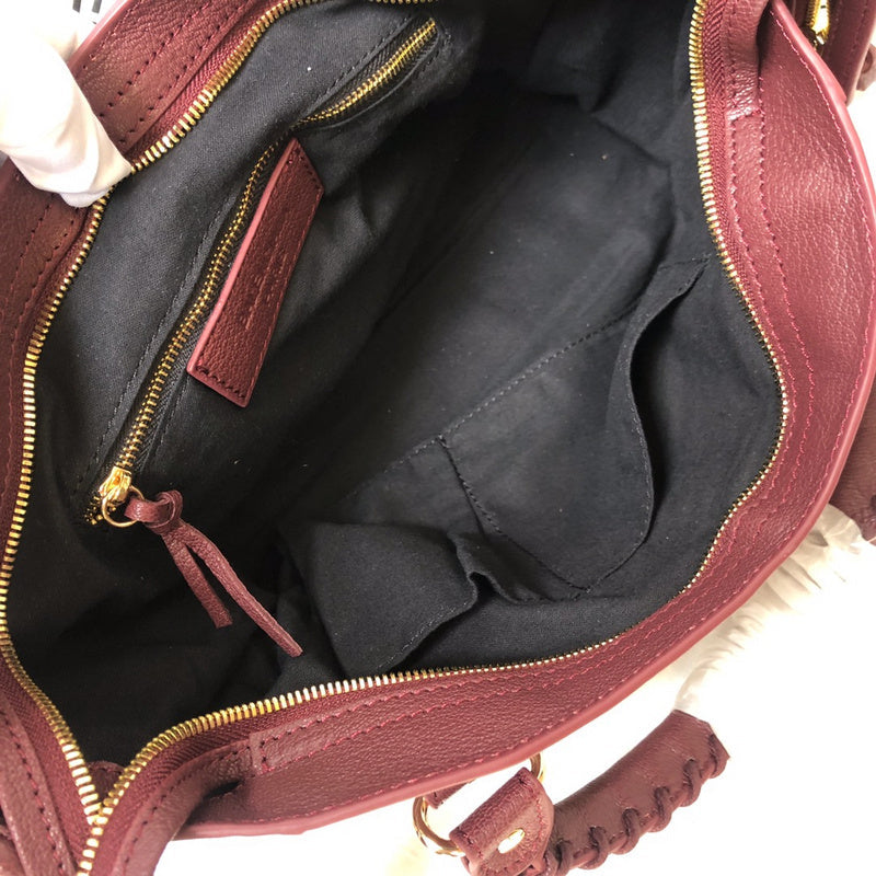 Side profile of sleek everyday-luxe women's handbag – women's premium purse
