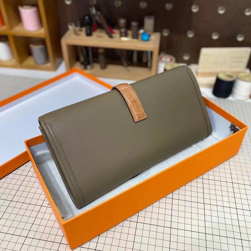 Side view of fluid structured handbag