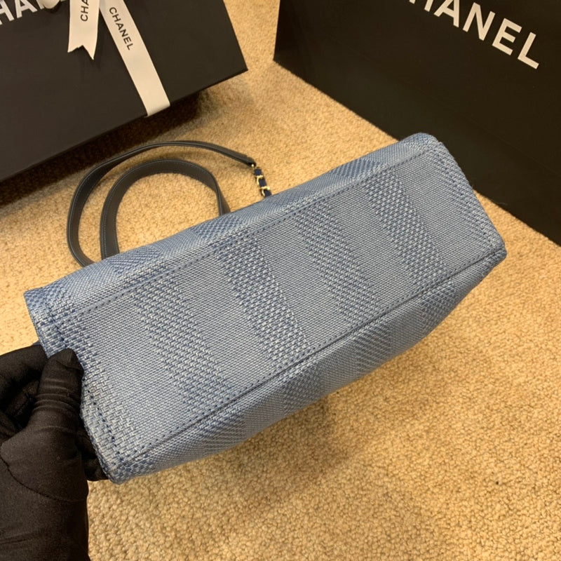  spacious purse view 10