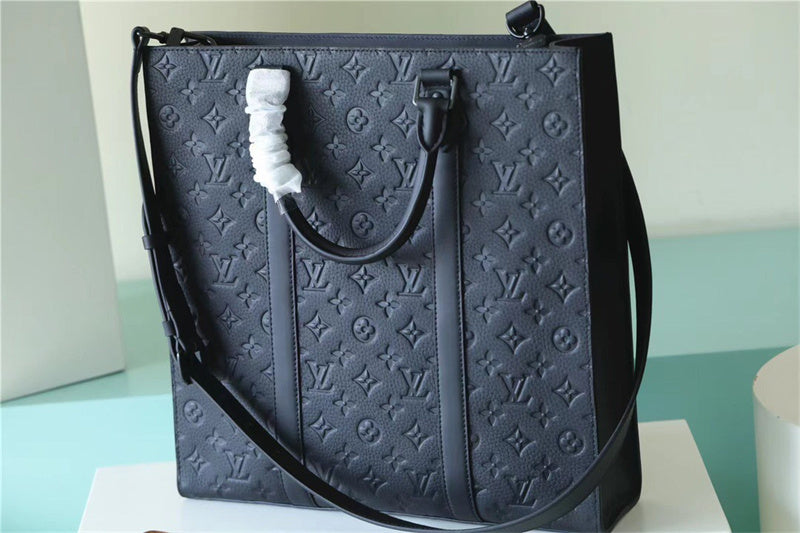  Chic crossbody bag carried on shoulder