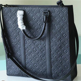 Chic crossbody bag carried on shoulder