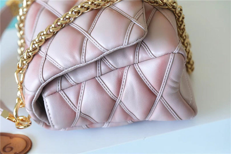  streamlined carryall bag styled with outfit 30