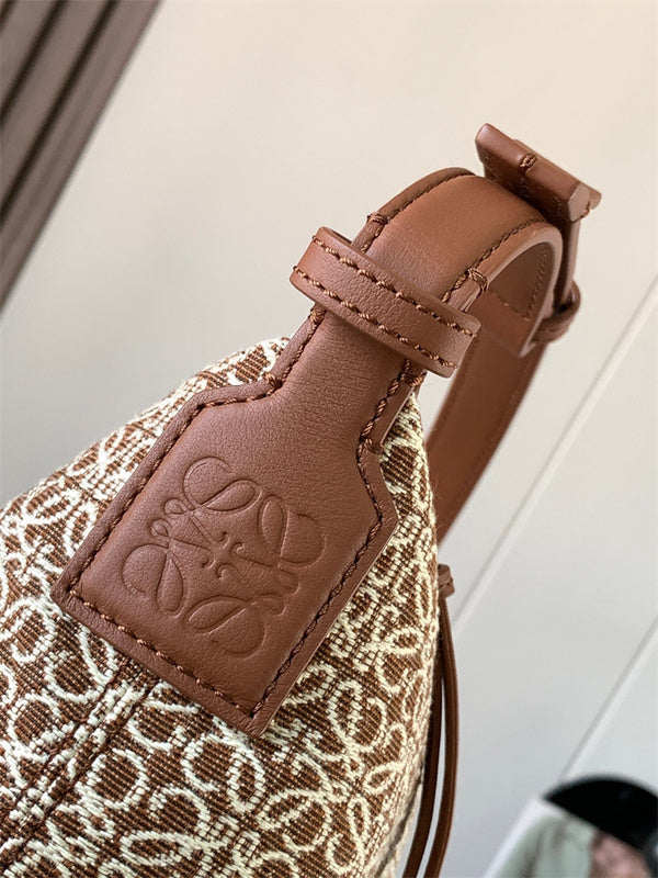 Ziva's Charm handbag – carry view (21cm*17cm*13cm)