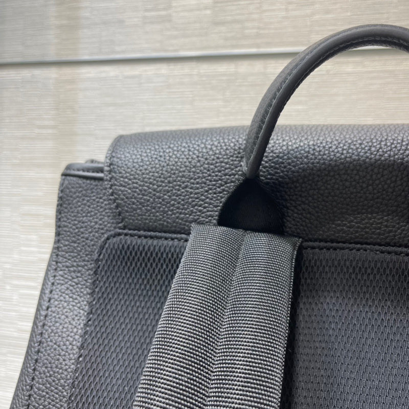 Handle and strap detail of sleek refined women's handbag – women's designer-style accessory