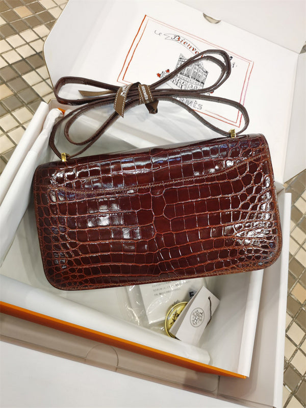  minimalist carryall bag detail view showing craftsmanship