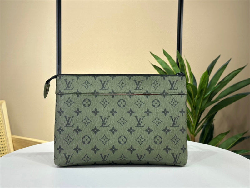  Streamlined handbag carried on shoulder