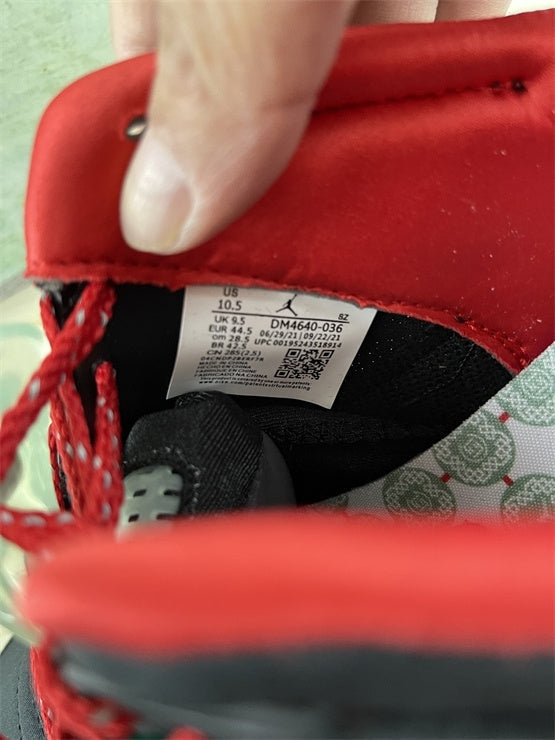 Nike Men's & Women's Premium Low-Top Trainers — Style 253 interior view