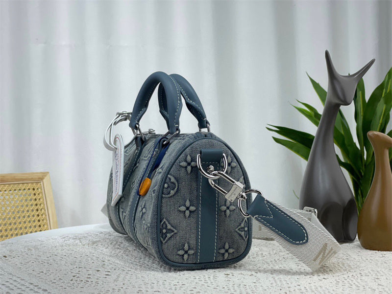  Graceful everyday bag carried on shoulder