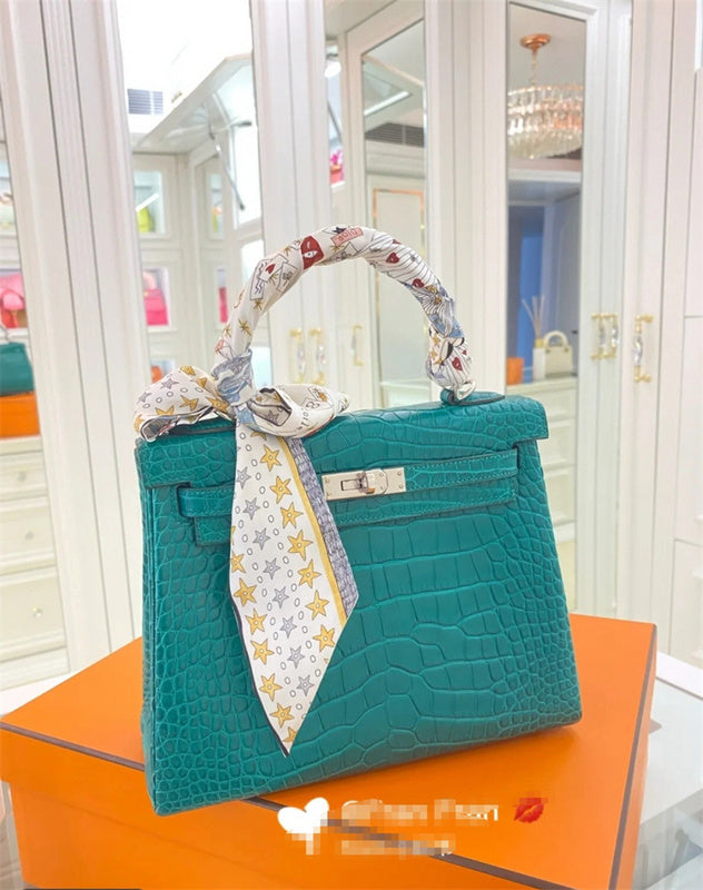 Streamlined bag women's premium everyday handbag
