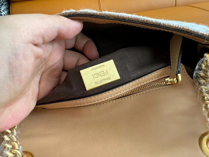 Ziva's Charm handbag – detail view (24cm*14.5cm*7cm)