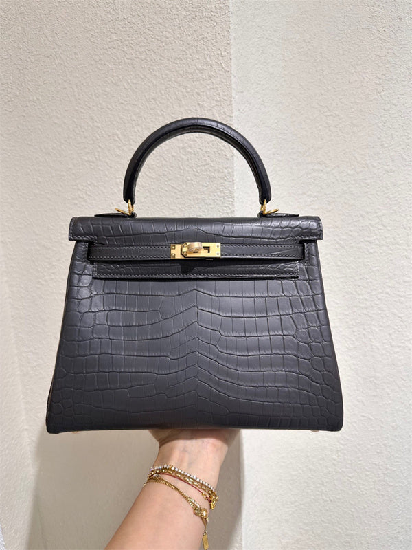  Refined satchel carried on shoulder