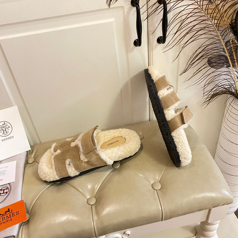 Hermès White Flat Thong Sandals - Heel Detail View
