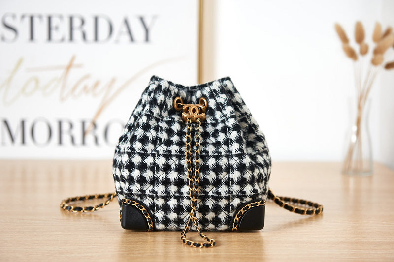 Zivas Charm Refined Everyday Style Designer Handbag (Versatile Style Statement) – Close-Up Detail
