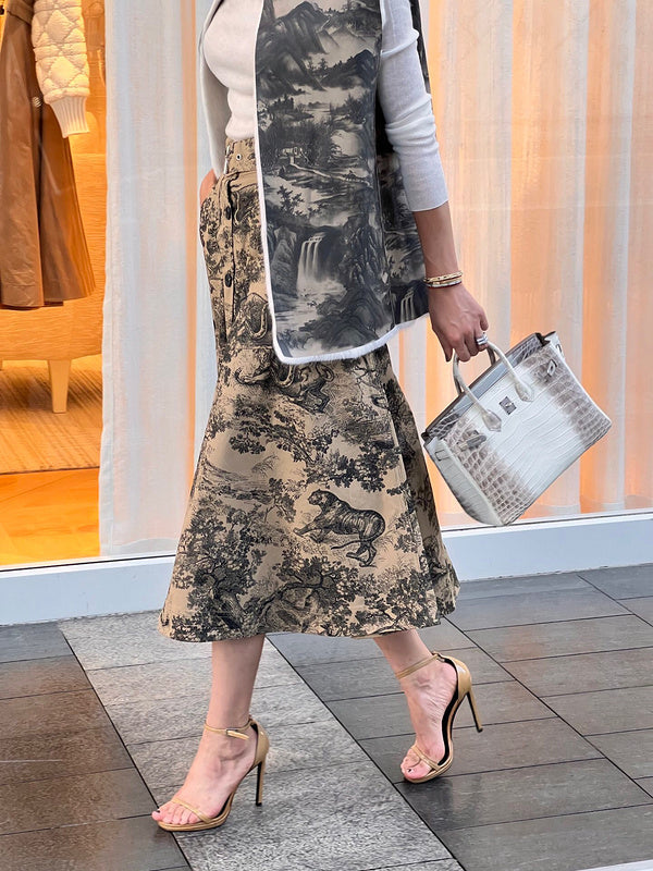 Side view of streamlined structured handbag