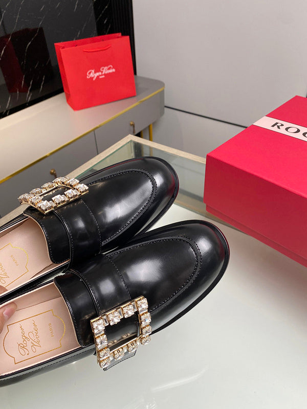 Full silhouette view of Roger Vivier luxury piece style No.053