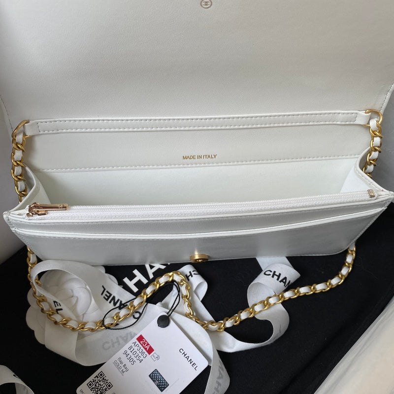 Ziva's Charm handbag – detail view (one versatile size)