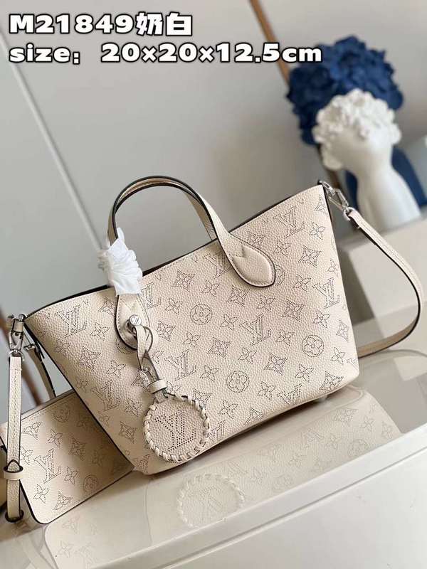 Close-up detail of structured refined women's handbag – women's everyday handbag