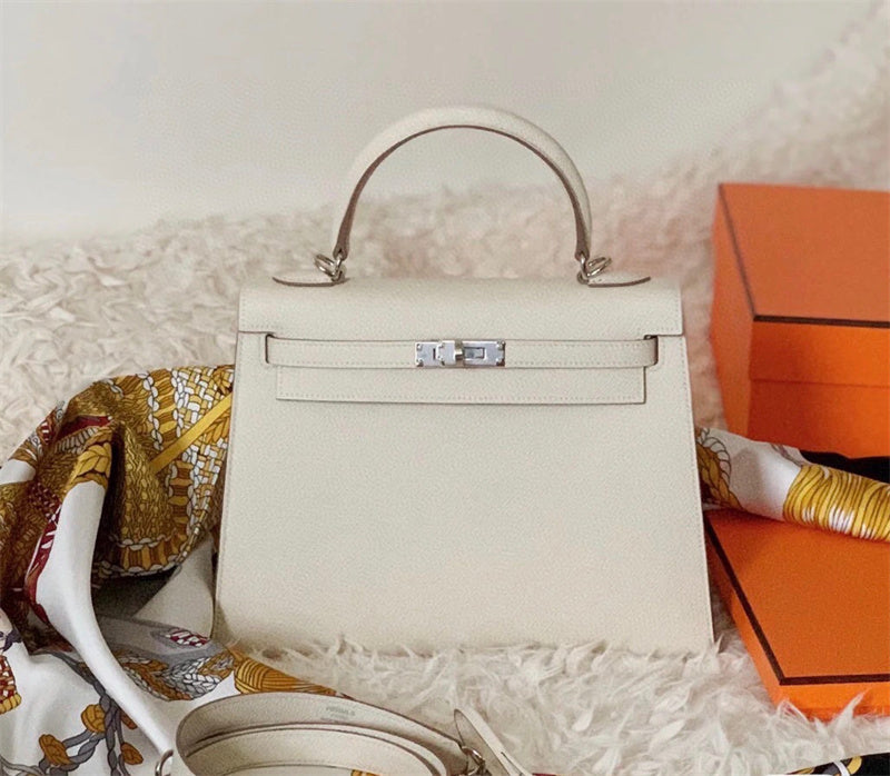  Streamlined everyday bag front view