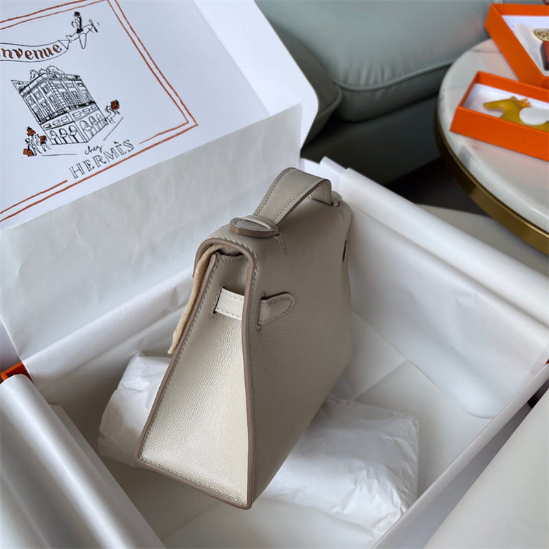  Refined shoulder bag carried on shoulder 52